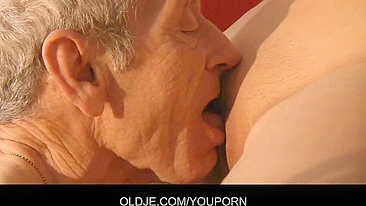 Velho magro fode teen morena deliciosa no vestiário