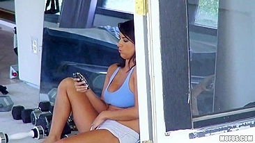 Gostosa bronzeada flagrada em câmera escondida malhando
