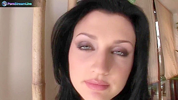 Aletta Ocean peituda posa de lingerie sexy e mama pau