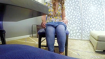 Gata tesuda Taylor Sands adora ver cliente novo no escritório