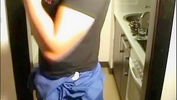 Pornô Quente de Novinha Espanhola - Veja Ela Enlouquecer com o Reparador na Câmera Escondida!