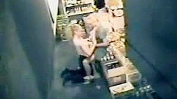 Encontro Quente entre Chefe Lésbica e Caixa no Estoque!