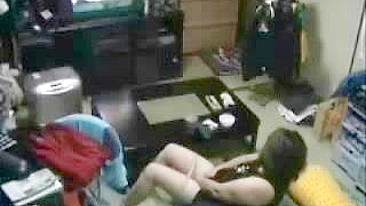 Câmera Escondida Flagra Mãe Madura se Masturbando com Vídeo de Cara Batendo Punheta