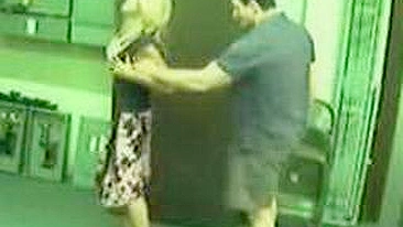 Garota Gostosa Dança Sensual no Escritório pra Subir na Vida!