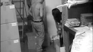 Vídeo Voyeur de Estoquista - Câmera Escondida no Armazém 3x