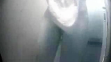 Beleza Japonesa Toma Banho Quente em Vídeo de Câmera Escondida