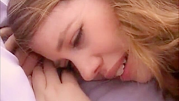 Mãe Palmadas Punição pra Adolescente Safada Deitada de Bruços