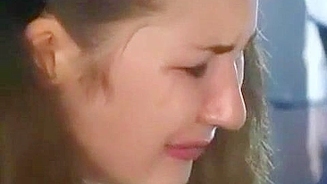 Punição com Palmadas em Escola Russa para Adolescentes Travessos