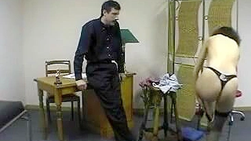 Palmadas na Adolescente no Consultório Médico