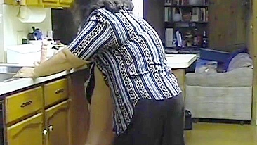 Cena BDSM com Dona e Empregada de Uniforme, Surra e Boquete