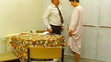 Vídeo XXX - Novinha Alenka Apanha e é Punida