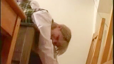 Surra na colegial Emma - Punição pra garota safada