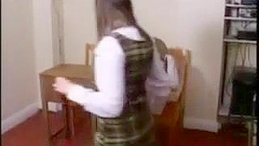 Surra na colegial Emma - Punição pra garota safada