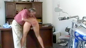 Palmadas e Dedadas, Novinha se Masturba na Punição