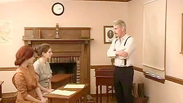 Diretor se Vinga de Novinhas Safadas com Palmadas