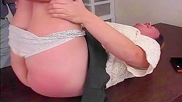 Bunda da Assistente Punida no Escritório - Parte 1 (Surra, Gordinha, Rabo)
