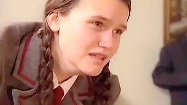 Colegiais Palmadas por Professores na Reunião de Exames