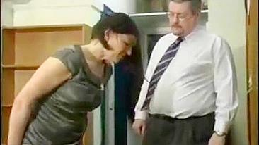 Adolescente Safada Leva Palmadas na Bunda