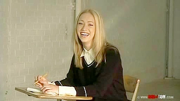 Vídeo XXX: Colegial Safada Adel leva Surra