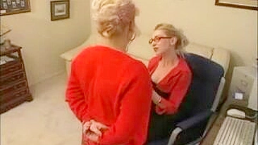 Palmadas na Bunda Grande da Gata - Vídeo XXX Kinky de Palmadas Teen