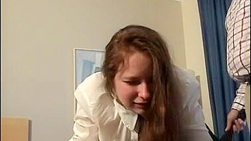 Pai Rigoroso Ensina Lição à Teen Safada com Punição de Caning