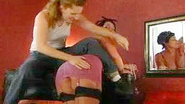 Surrando e Canetando Jovem Teen por Mulher Mais Velha