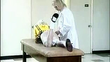 Sexo Amador com Palmadas em Adolescente na Clínica