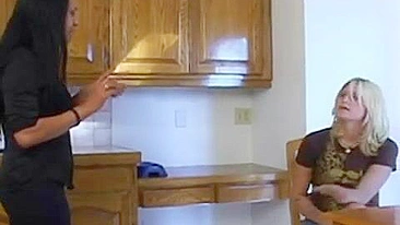 Palmadas na Vadia Safada no Acidente da Cozinha