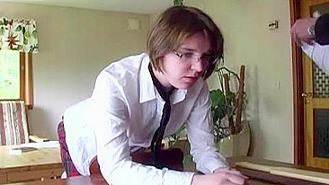 Palmadas de Punição em Novinha com Bunda Vermelha