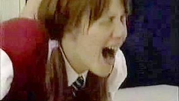 Punição com Palmadas e Chicotadas no Crime na Escola St. Thomas - História de Disciplina Juvenil