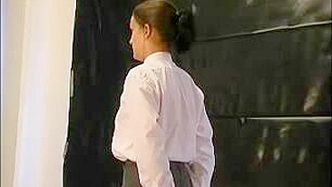 Palmadas na Sala de Aula - Rabo da Erica Sendo Castigado