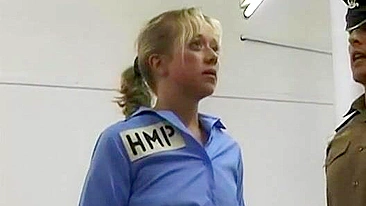 Loira é Maltratada por Oficiais Autoritários de Uniforme, com Surra