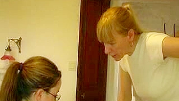 Punição de Palmadas para Teens em Vídeo de Bundas Vermelhas