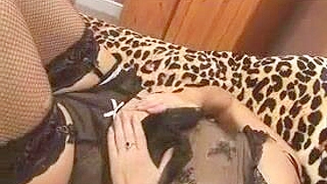 Esposa de Lingerie Levando Palmadas - Vídeo XXX Amador de Madura