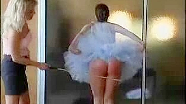 Bailarina Leva Punição Dura por Desafio, Cena de Dança Extrema