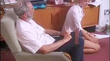 Colegial Safada Apanha de Professor Velho Rígido