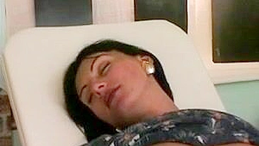 Médico Examina Grávida Experiente na Clínica Ginecológica