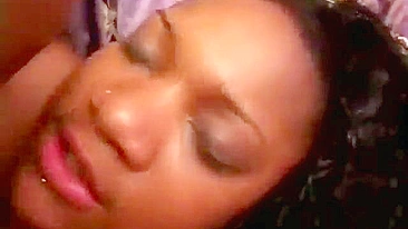 Grávida Negra Faminta por Pica Se Joga num Bife Suculento Grelhado