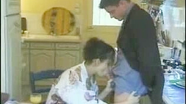 Mãe Grávida Surpreende Marido com Boquete Enquanto Filha se Masturba no Quarto