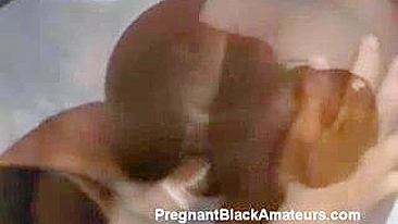 Diva Negra Enfrenta Dois Paus Antes de Foda Intensa na Buceta Preta