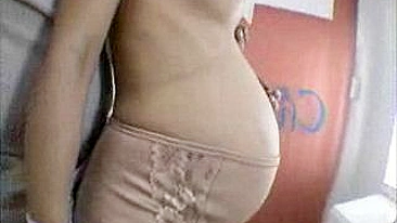 Grávida Tira Selfies na Loja Popular, Capturando o Momento