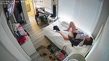 Câmera escondida flagra mãe safada se masturbando na cama, liberando desejos proibidos