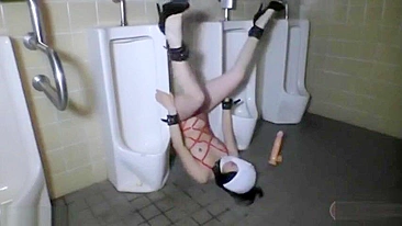 Adolescente japonesa pervertida se masturbando no banheiro masculino.