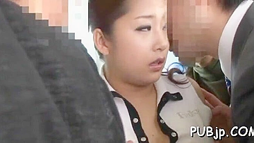 Senhora de terno cercada por maníacos no metrô