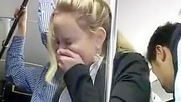 Japonês Safado Apalpa Jornalista Americana no Ônibus em Público