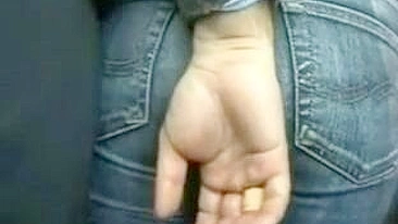 Apalpador no Ônibus Agarra Bunda Gostosa de Garota