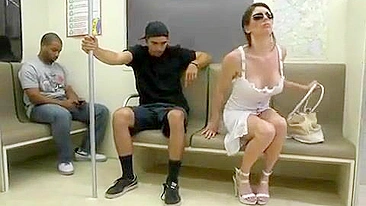 Violet Raye provoca no trem público - imperdível!