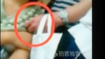 Velho Tarado se Exibe em Ônibus Lotado pra Mulher Chapada