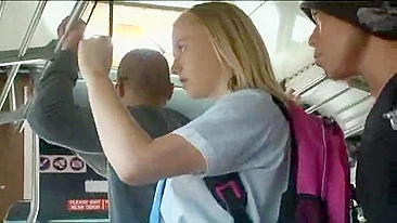 Japoneses Apalpam Colegial Loira Americana no Ônibus - Assista Agora!