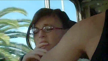 Colegial Japonesa Apalpada por Predador Sexual no Transporte Público